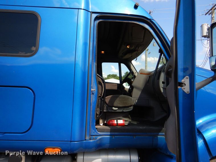 image for item DO1540 2008 Peterbilt 387  semi truck