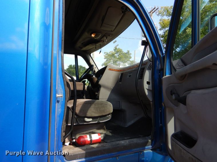 image for item DO1540 2008 Peterbilt 387  semi truck