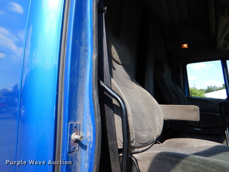 image for item DO1540 2008 Peterbilt 387  semi truck