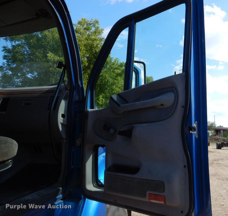 image for item DO1540 2008 Peterbilt 387  semi truck