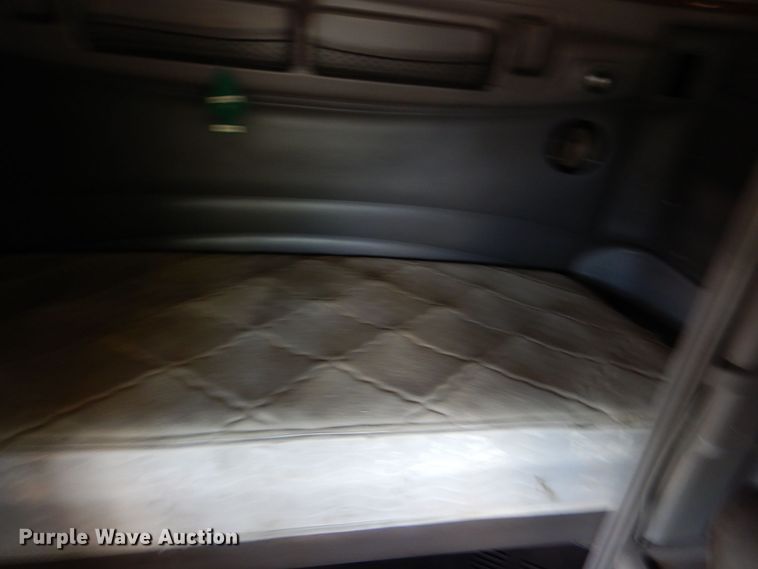 image for item DO1540 2008 Peterbilt 387  semi truck