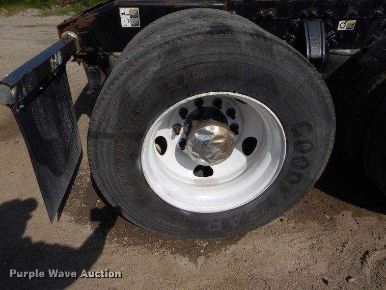 image for item DO1540 2008 Peterbilt 387  semi truck