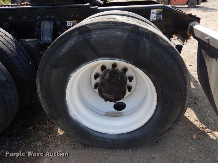 image for item DO1540 2008 Peterbilt 387  semi truck