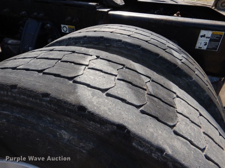 image for item DO1540 2008 Peterbilt 387  semi truck