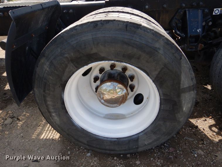 image for item DO1540 2008 Peterbilt 387  semi truck