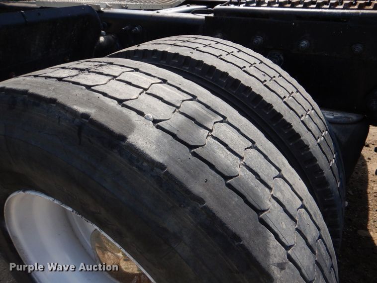 image for item DO1540 2008 Peterbilt 387  semi truck