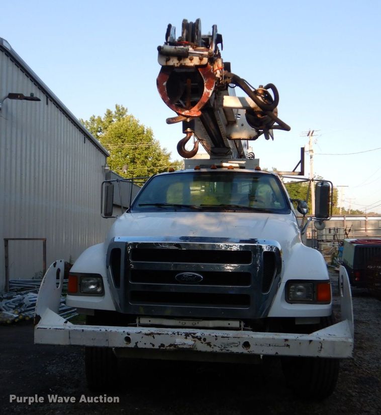 image for item DO1571 2004 Ford F750 Super Duty  digger derrick truck