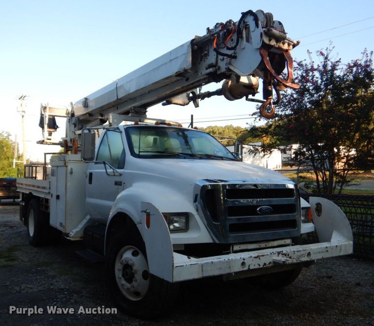 image for item DO1571 2004 Ford F750 Super Duty  digger derrick truck