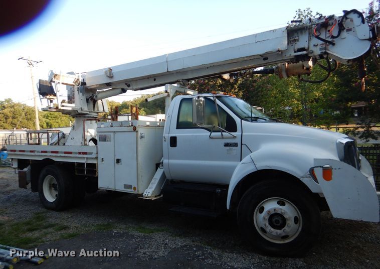 image for item DO1571 2004 Ford F750 Super Duty  digger derrick truck