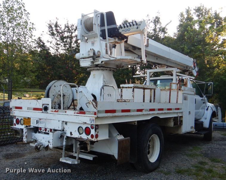 image for item DO1571 2004 Ford F750 Super Duty  digger derrick truck