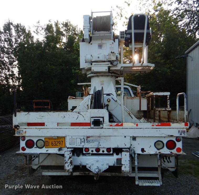 image for item DO1571 2004 Ford F750 Super Duty  digger derrick truck