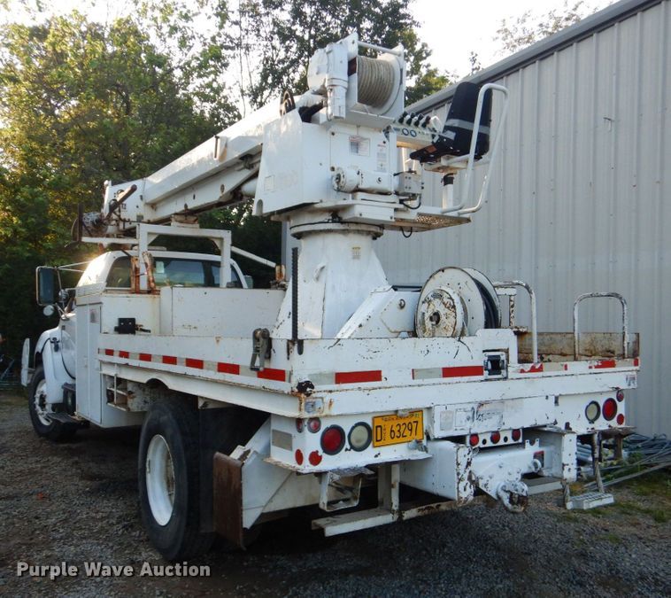 image for item DO1571 2004 Ford F750 Super Duty  digger derrick truck