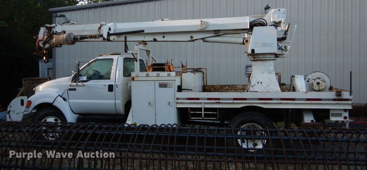 image for item DO1571 2004 Ford F750 Super Duty  digger derrick truck