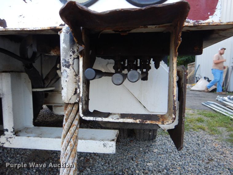 image for item DO1571 2004 Ford F750 Super Duty  digger derrick truck