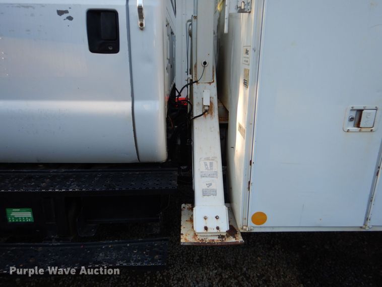 image for item DO1571 2004 Ford F750 Super Duty  digger derrick truck