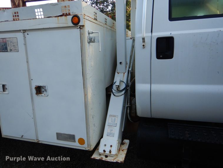 image for item DO1571 2004 Ford F750 Super Duty  digger derrick truck