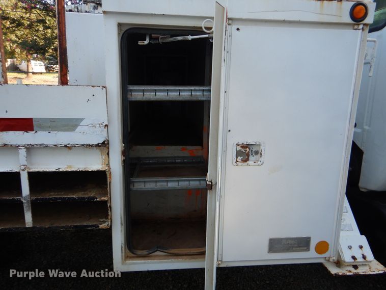 image for item DO1571 2004 Ford F750 Super Duty  digger derrick truck