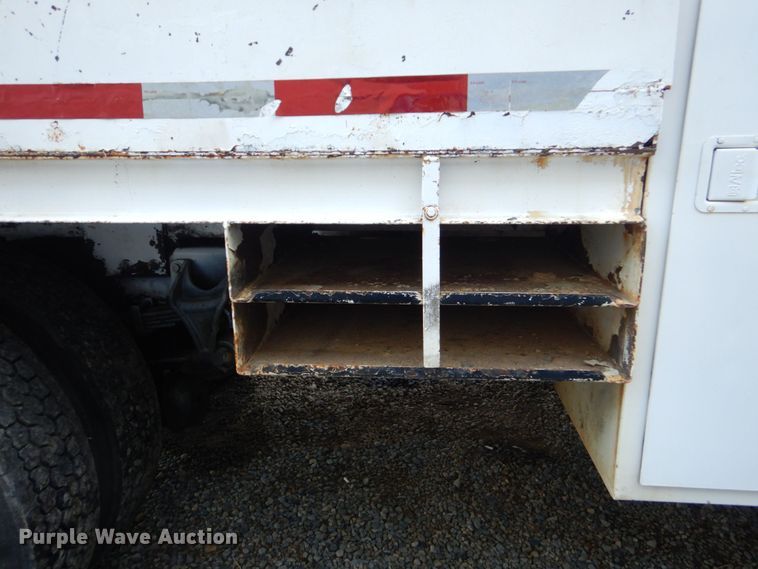 image for item DO1571 2004 Ford F750 Super Duty  digger derrick truck