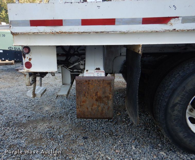 image for item DO1571 2004 Ford F750 Super Duty  digger derrick truck