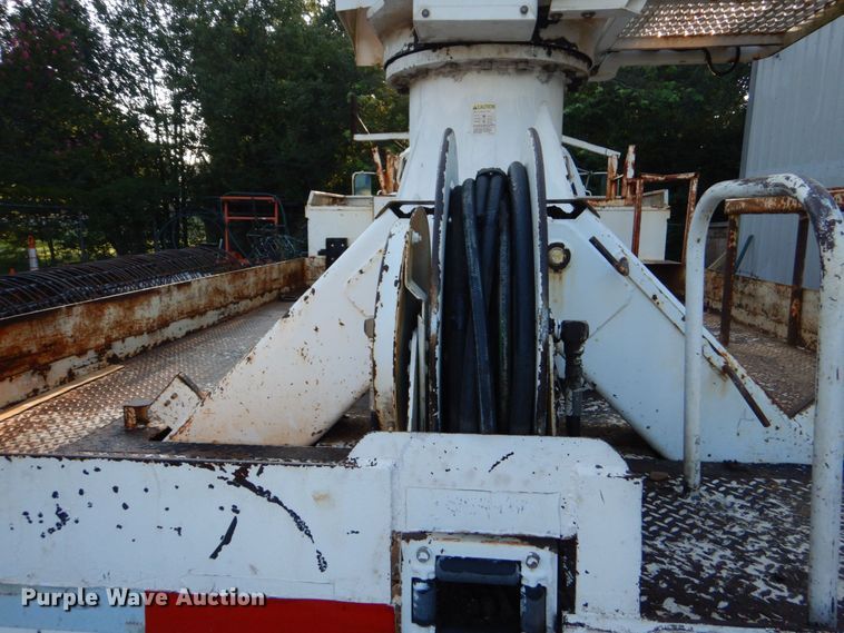 image for item DO1571 2004 Ford F750 Super Duty  digger derrick truck