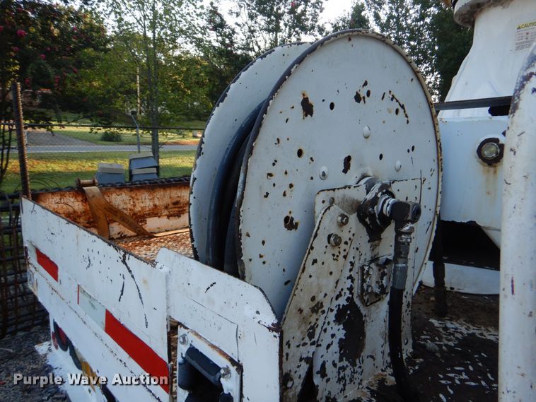 image for item DO1571 2004 Ford F750 Super Duty  digger derrick truck