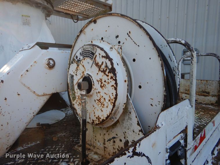 image for item DO1571 2004 Ford F750 Super Duty  digger derrick truck