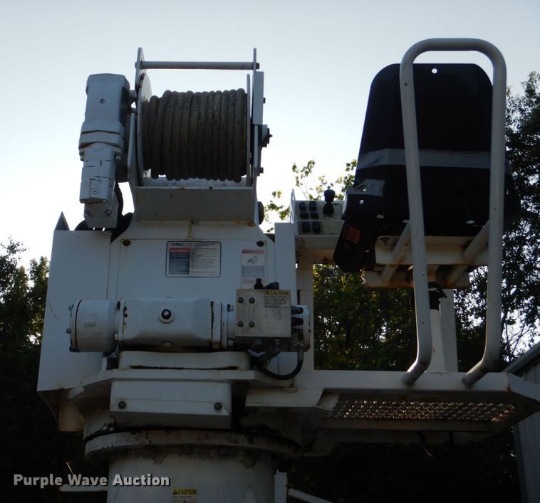 image for item DO1571 2004 Ford F750 Super Duty  digger derrick truck