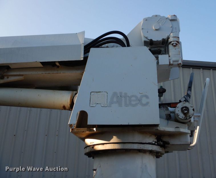 image for item DO1571 2004 Ford F750 Super Duty  digger derrick truck