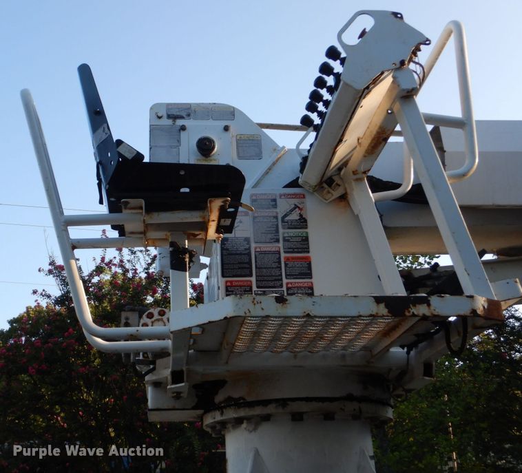 image for item DO1571 2004 Ford F750 Super Duty  digger derrick truck