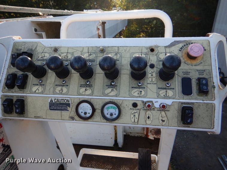 image for item DO1571 2004 Ford F750 Super Duty  digger derrick truck