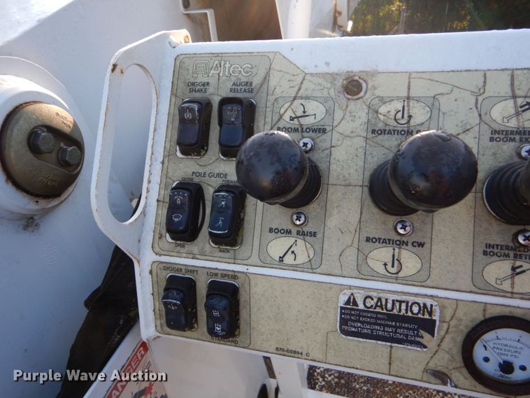 image for item DO1571 2004 Ford F750 Super Duty  digger derrick truck