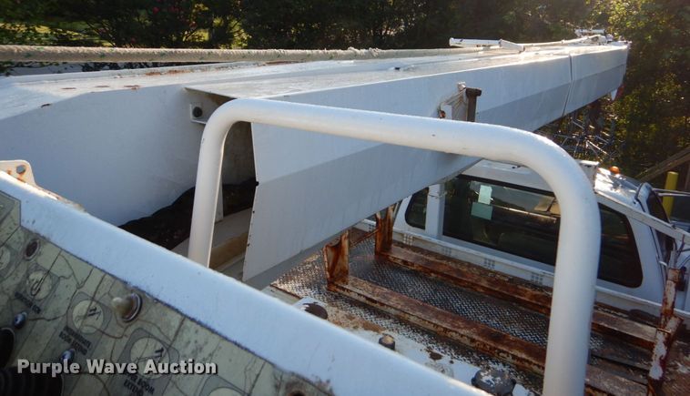 image for item DO1571 2004 Ford F750 Super Duty  digger derrick truck