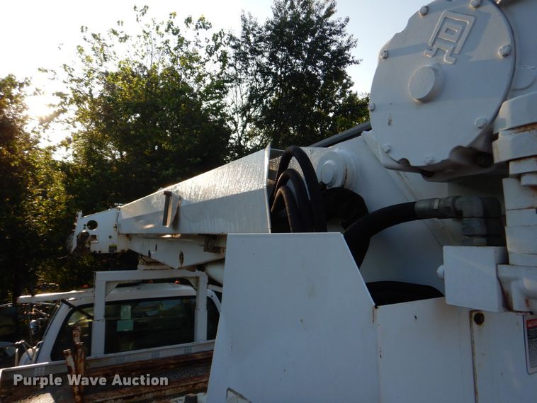 image for item DO1571 2004 Ford F750 Super Duty  digger derrick truck