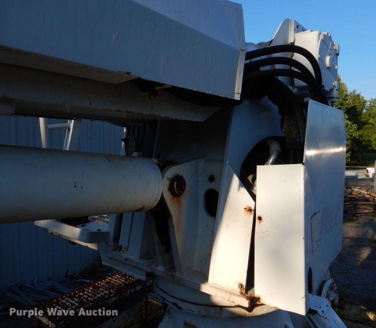 image for item DO1571 2004 Ford F750 Super Duty  digger derrick truck