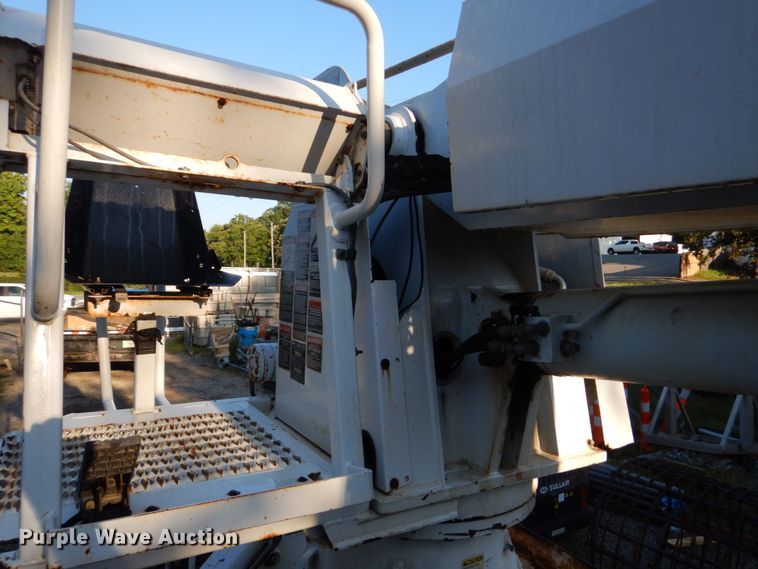 image for item DO1571 2004 Ford F750 Super Duty  digger derrick truck