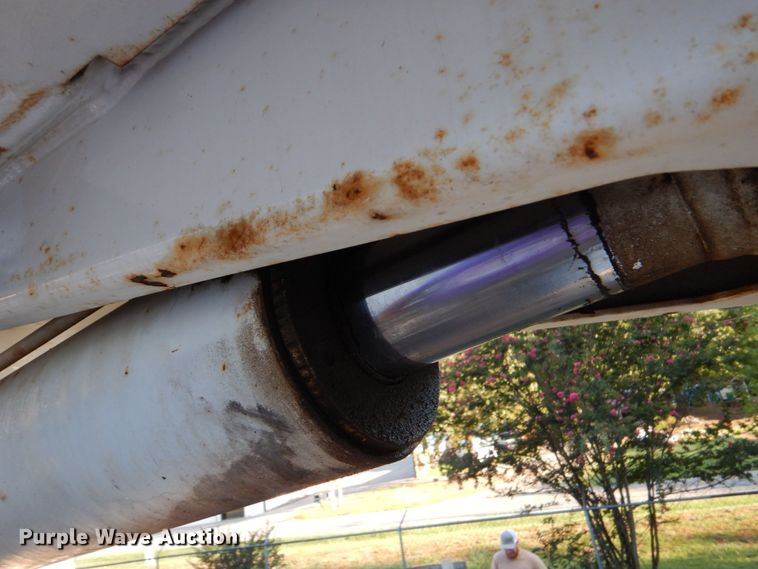 image for item DO1571 2004 Ford F750 Super Duty  digger derrick truck