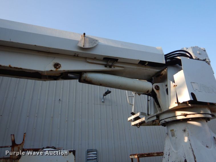 image for item DO1571 2004 Ford F750 Super Duty  digger derrick truck