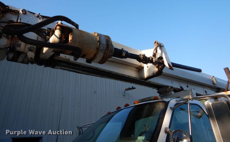 image for item DO1571 2004 Ford F750 Super Duty  digger derrick truck