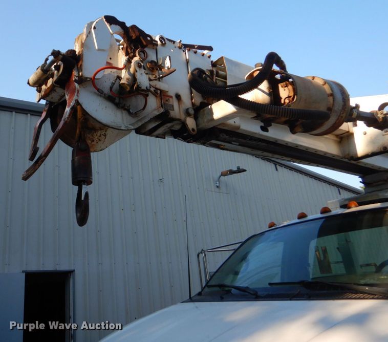 image for item DO1571 2004 Ford F750 Super Duty  digger derrick truck