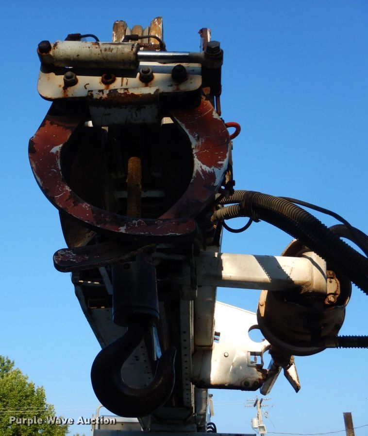 image for item DO1571 2004 Ford F750 Super Duty  digger derrick truck