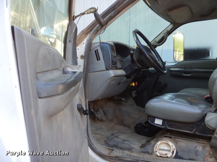 image for item DO1571 2004 Ford F750 Super Duty  digger derrick truck