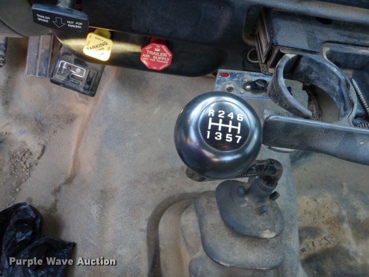 image for item DO1571 2004 Ford F750 Super Duty  digger derrick truck