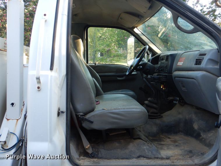 image for item DO1571 2004 Ford F750 Super Duty  digger derrick truck