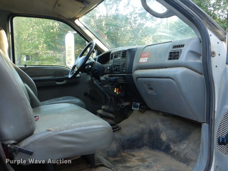 image for item DO1571 2004 Ford F750 Super Duty  digger derrick truck