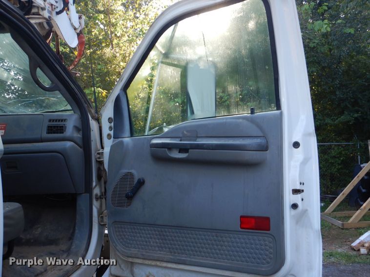 image for item DO1571 2004 Ford F750 Super Duty  digger derrick truck