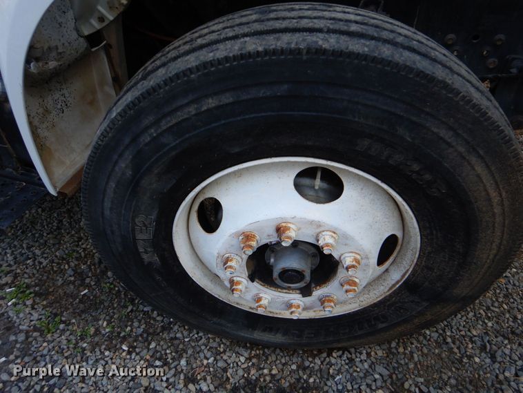 image for item DO1571 2004 Ford F750 Super Duty  digger derrick truck