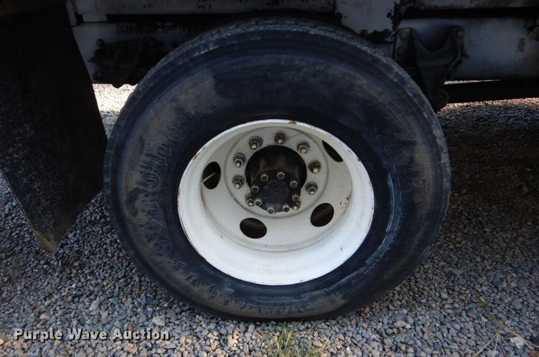 image for item DO1571 2004 Ford F750 Super Duty  digger derrick truck