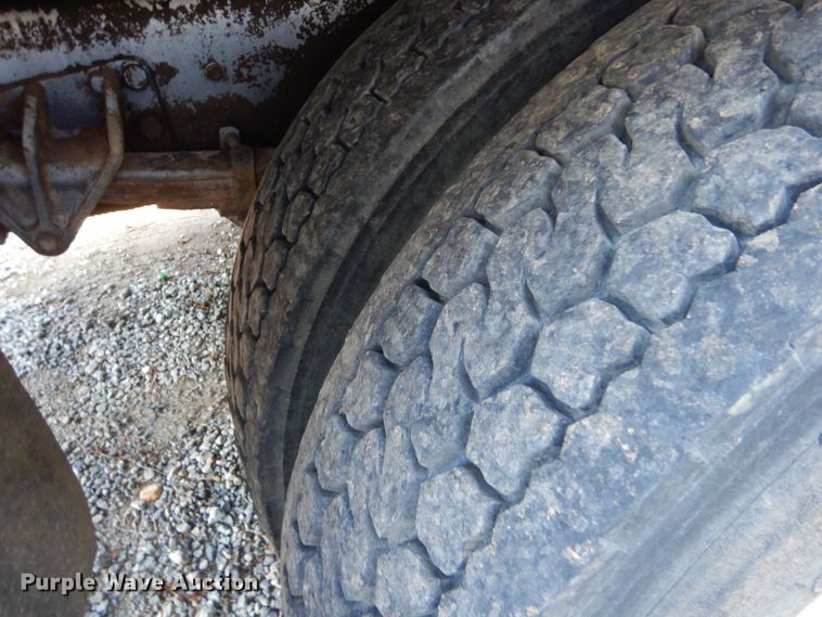 image for item DO1571 2004 Ford F750 Super Duty  digger derrick truck