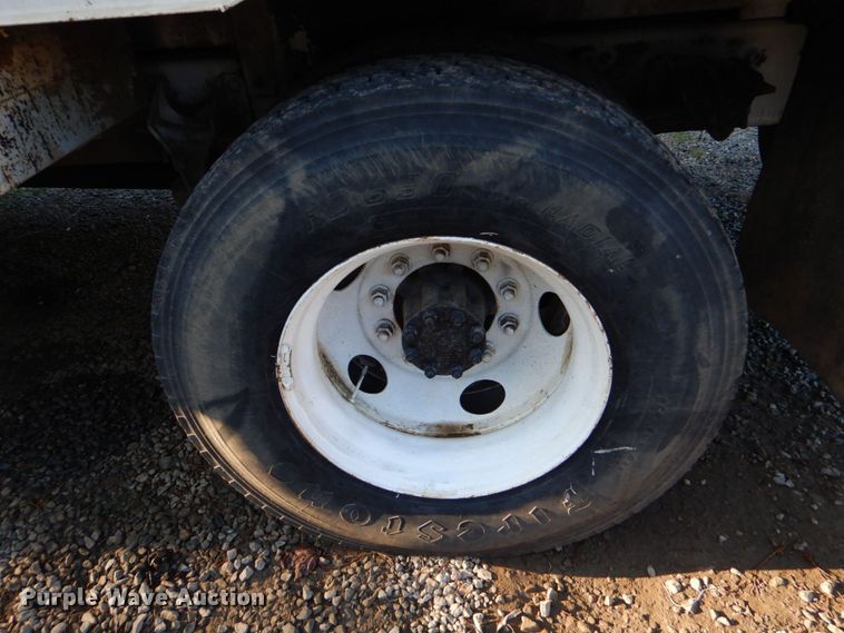 image for item DO1571 2004 Ford F750 Super Duty  digger derrick truck