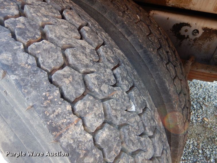 image for item DO1571 2004 Ford F750 Super Duty  digger derrick truck